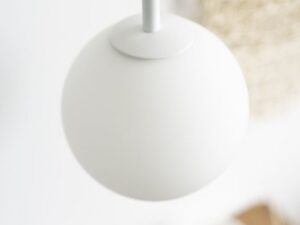 Miniaturka 5 - Lampa GLADIO biała, zbliżenie połączenia metalowego ramienia ze szkłem