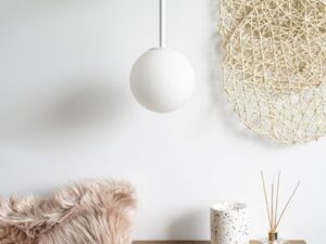 Miniaturka 1 - Biała lampa wisząca GLADIO nad stolikiem przy jasnej ścianie