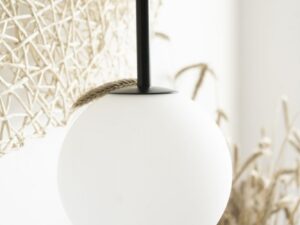 Miniaturka 4 - Czarna lampa GLADIO, zbliżenie mlecznego szklanego klosza
