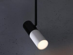 Miniaturka 3 - Lampa punktowa wisząca GU10 na szarej ścianie z wiązką światła