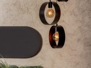 Miniaturka 3 - Lampa wisząca Happy 3 czarna z trzema świecącymi żarówkami w metalowych obręczach w aranżacji