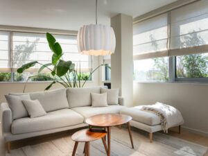 Miniaturka 5 - Biała lampa wisząca Haven 50 nad stolikiem w salonie