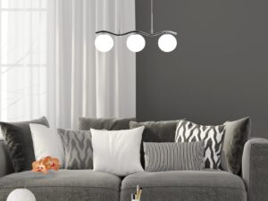 Miniaturka 1 - Lampa Helenio z trzema kulistymi białymi kloszami w aranżacji nad szarą sofą