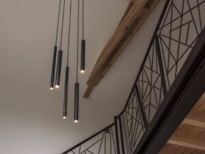 Miniaturka 2 - Lampy wiszące Helia 30 w grupie przy drewnianych schodach