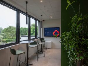 Miniaturka 4 - Lampa wisząca Helia 40 LED nad stołem w przestrzeni biurowej