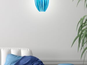 Miniaturka 3 - Niebieska lampa wisząca Helodio w jasnym pokoju z niebieskimi dodatkami