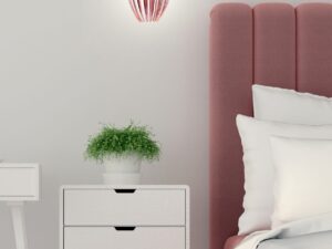 Miniaturka 4 - Różowa lampa wisząca Helodio w aranżacji sypialni z różowym łóżkiem