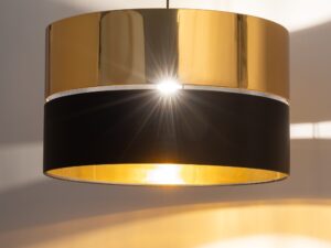 Miniaturka 1 - Jednopunktowa lampa wisząca Hilton z czarno-złotym abażurem we wnętrzu