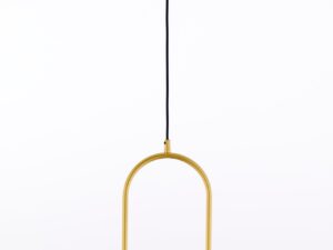 Miniaturka 2 - Lampa wisząca Igon złota na tle jasnej ściany, cała oprawa ze zwisem