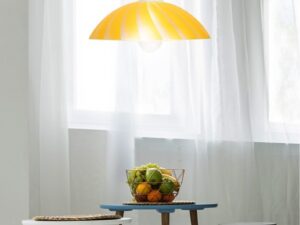 Miniaturka 1 - Żółta lampa wisząca Ilesena w aranżacji nad stolikiem przy oknie
