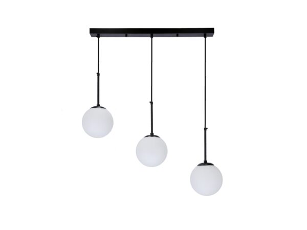 Lampa wisząca Ilevona z trzema białymi kulistymi kloszami pod czarną metalową listwą
