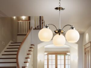 Miniaturka 1 - Lampa wisząca Ilotona w jasnym holu nad wejściem i schodami