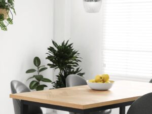 Miniaturka 1 - Lampa wisząca Ilvatio w jasnej jadalni nad drewnianym stołem