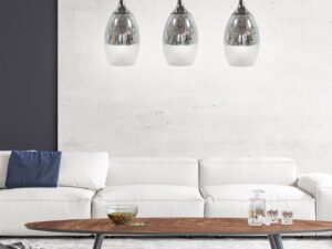Miniaturka 1 - Lampa wisząca Ilvatio z trzema kloszami nad stolikiem w jasnym salonie