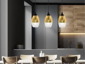 Miniaturka 2 - Lampa wisząca Ilvatio z trzema złotymi szklanymi kloszami nad stołem w jadalni
