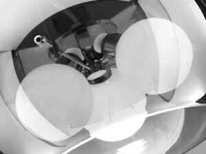 Miniaturka 4 - Chromowa lampa Iselano detal trzech punktów G9 pod szklanym kloszem