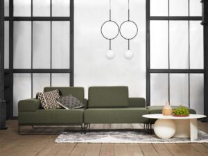 Miniaturka 6 - Czarna lampa wisząca ISUULLA B nad zieloną sofą w salonie