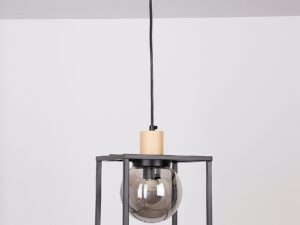 Miniaturka 1 - Jednopunktowa lampa wisząca z przydymioną szklaną kulą i czarną geometryczną ramą od przodu