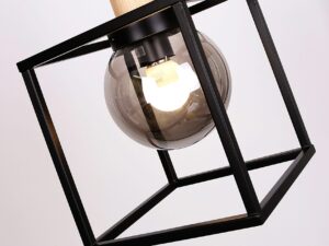 Miniaturka 3 - Detal lampy wiszącej z dymioną szklaną kulą, drewnianym elementem i stalową ramą