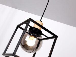 Miniaturka 2 - Lampa wisząca jednopunktowa z czarną ramą i dymionym kloszem, ujęcie od dołu