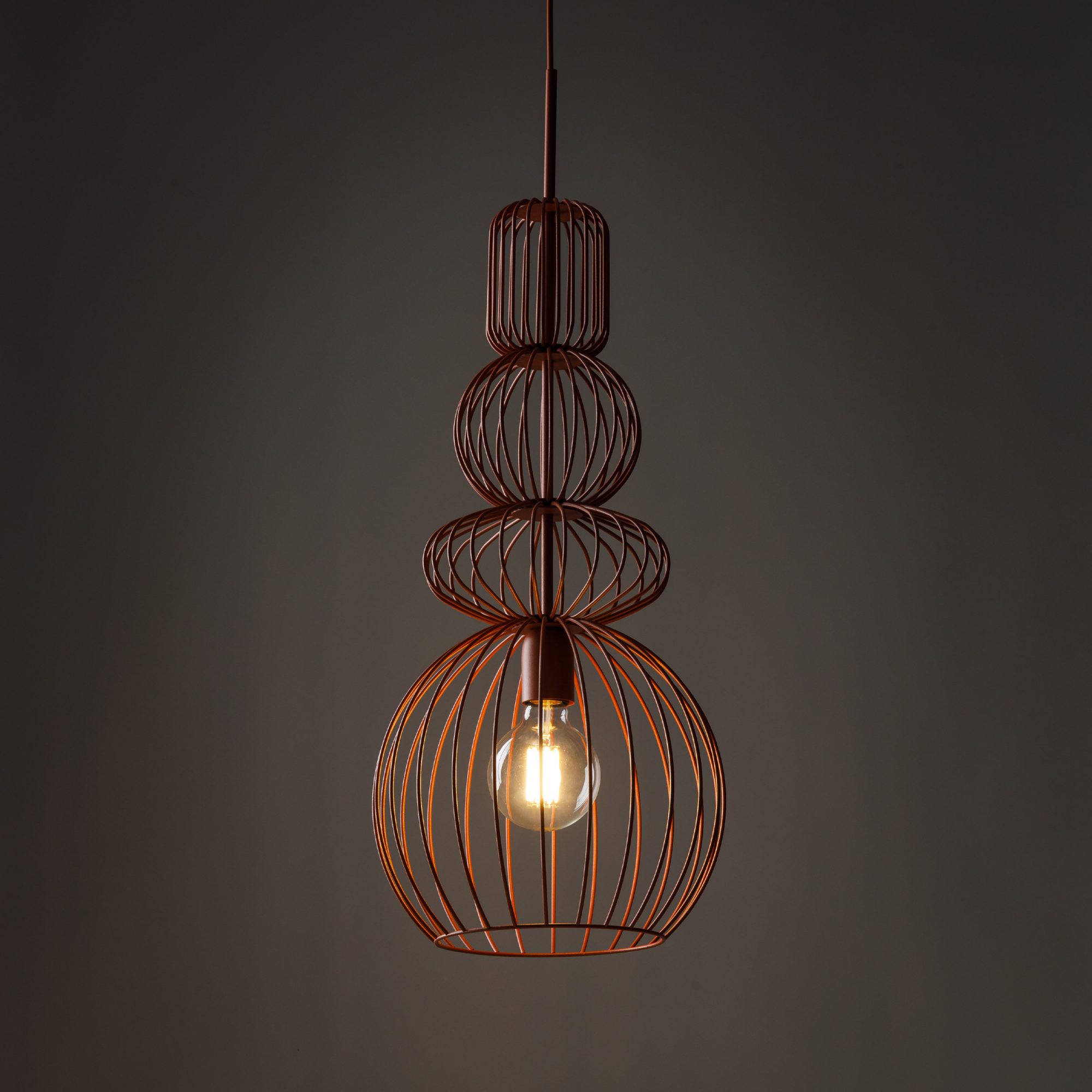 Lampa wisząca Kago ceglasty, detal zapalonej żarówki