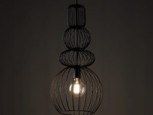 Miniaturka 1 - Czarna lampa wisząca Kago zapalona, ażurowy metalowy klosz i widoczna żarówka