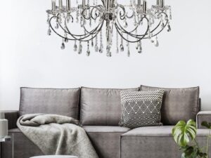Miniaturka 3 - Lampa wisząca Kalomona chromowana w salonie z szarą sofą