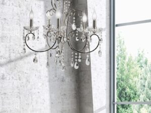 Miniaturka 3 - Chromowana lampa wisząca Kalomona z ozdobnymi szklanymi zawieszkami w salonie