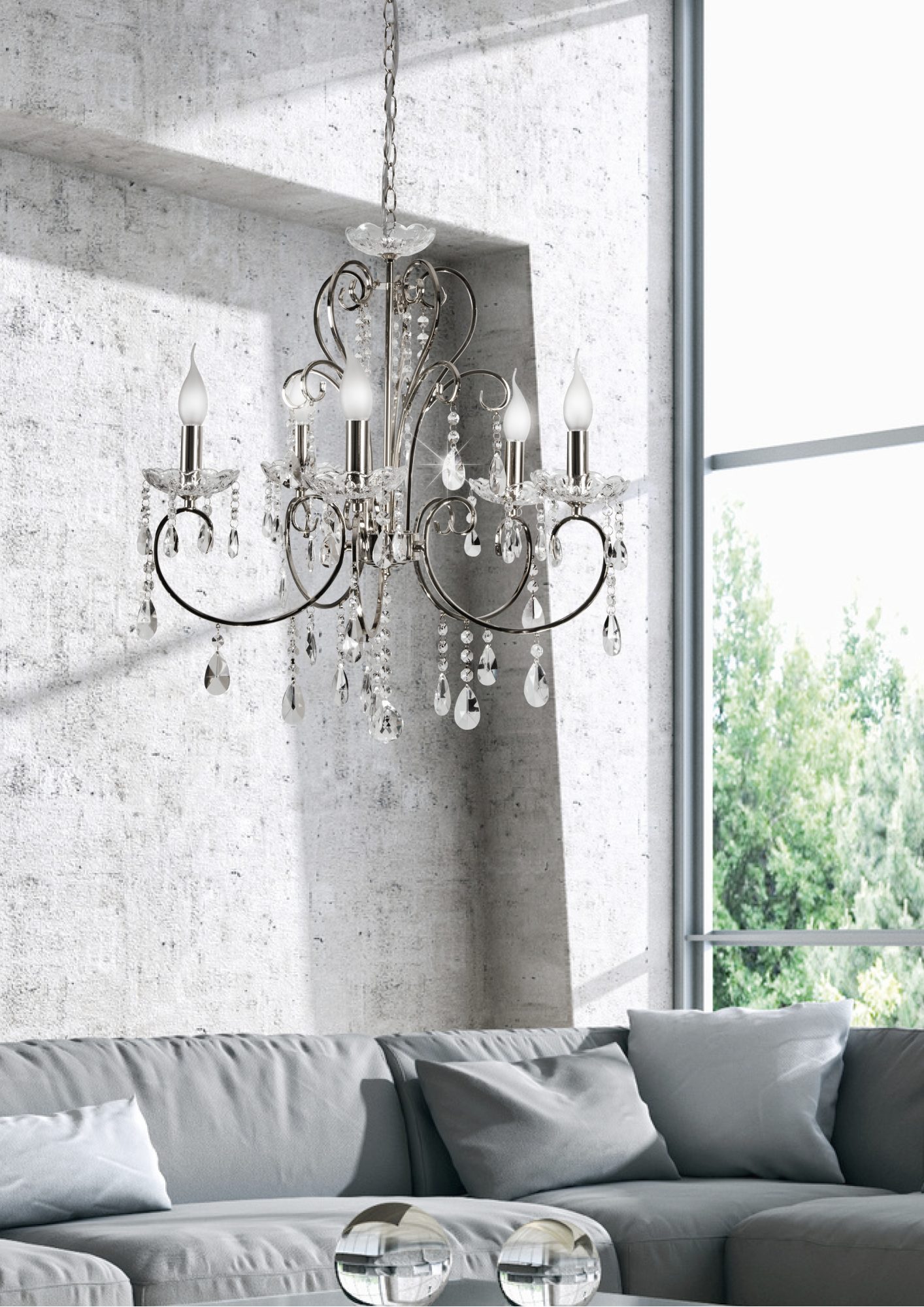 Chromowana lampa wisząca Kalomona z ozdobnymi szklanymi zawieszkami w salonie