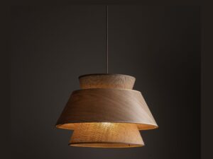 Miniaturka 3 - Lampa wisząca Kalum Drewno 38 cm zapalona, detal abażuru