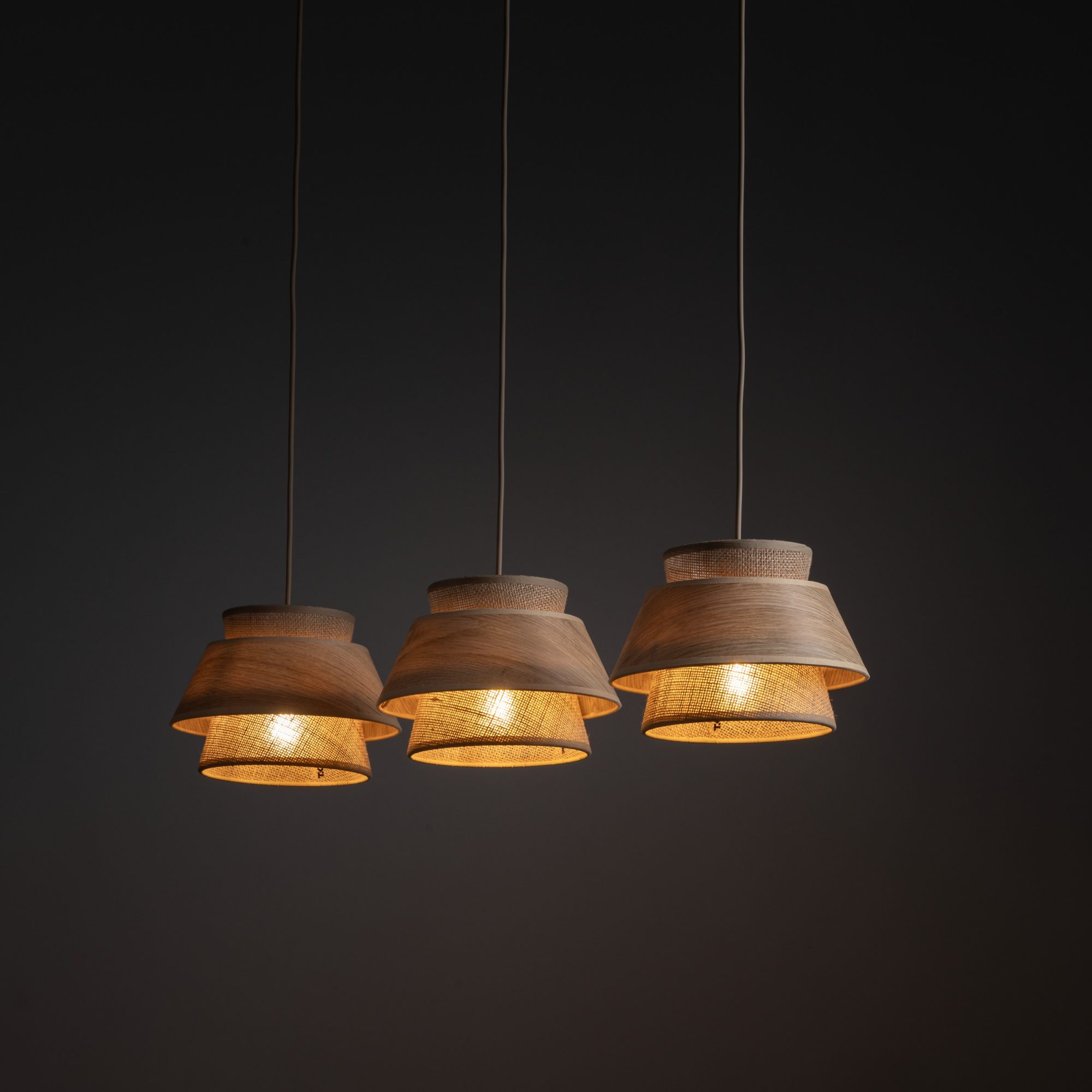Lampa wisząca Kalum z detalem w tonacji drewna w aranżacji wnętrza