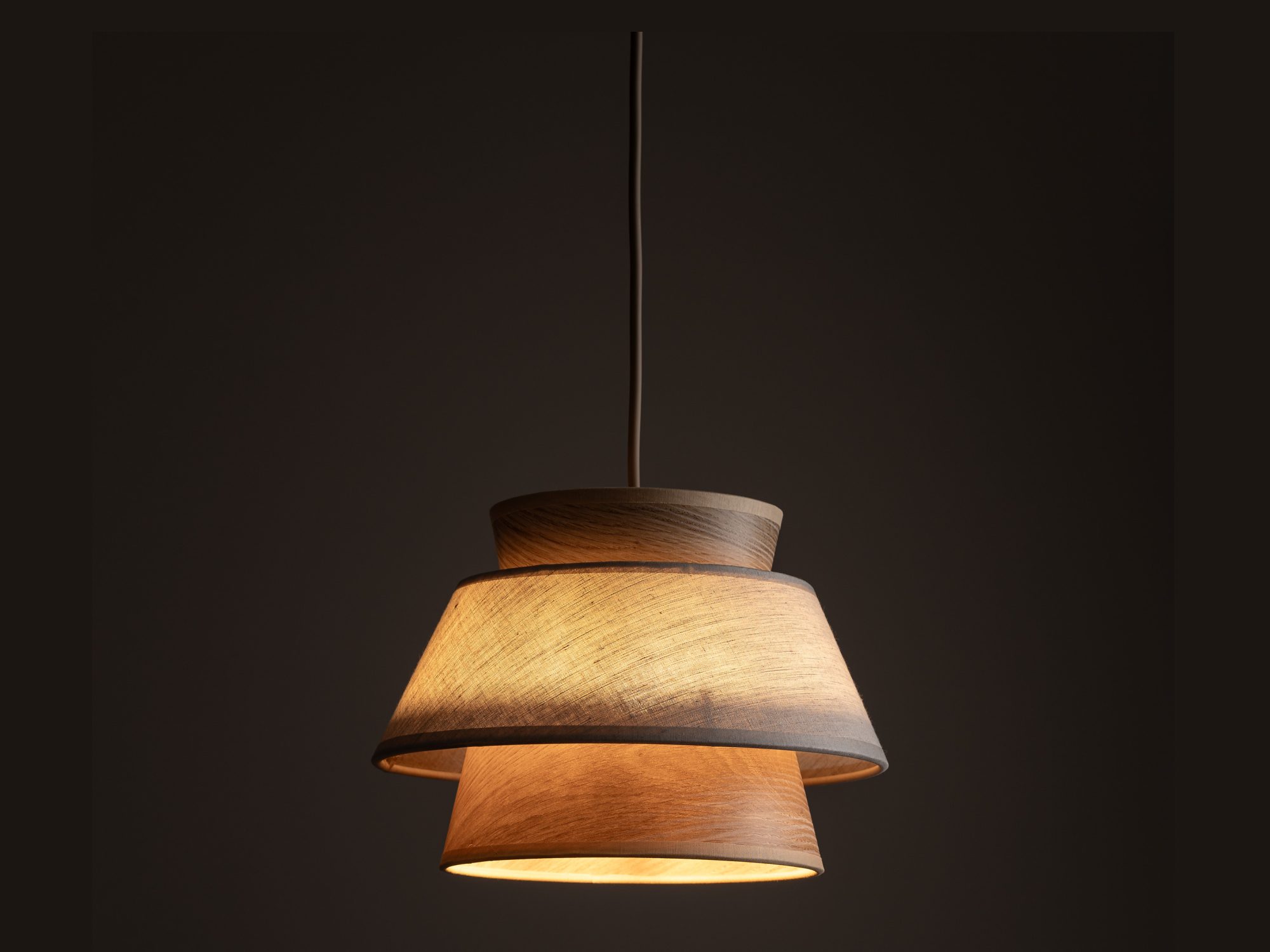 Lampa Kalum Len 24 cm ze świecącym abażurem, detal faktury
