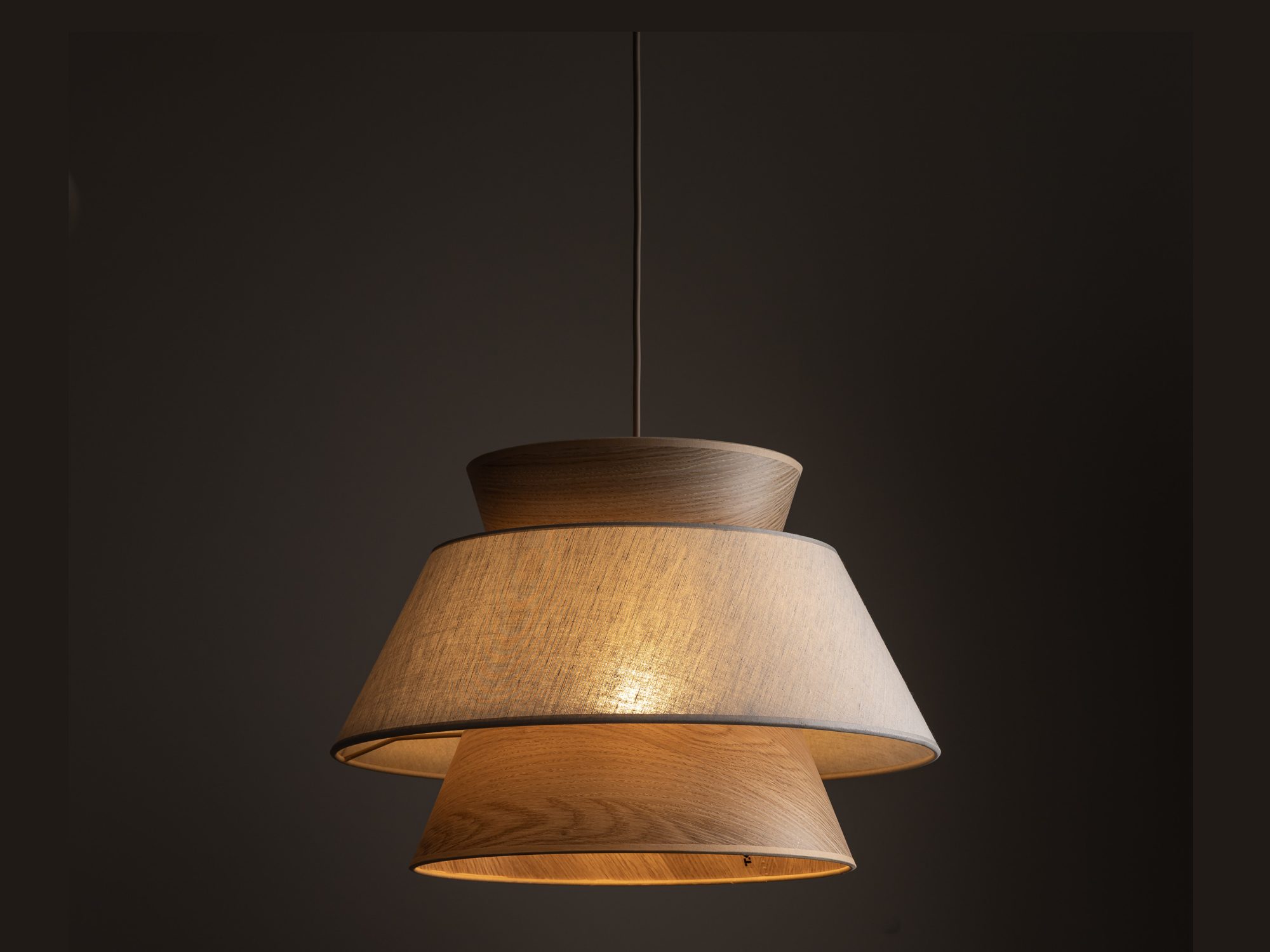 Lampa Kalum Len 38 cm ze świecącym abażurem, detal faktury
