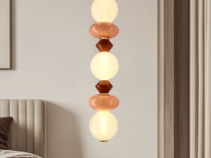 Miniaturka 1 - Lampa wisząca Kamesina z trzema świecącymi kulami przy łóżku w sypialni