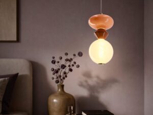 Miniaturka 1 - Lampa Kamesina 10 W z białą kulą nad stolikiem w sypialni