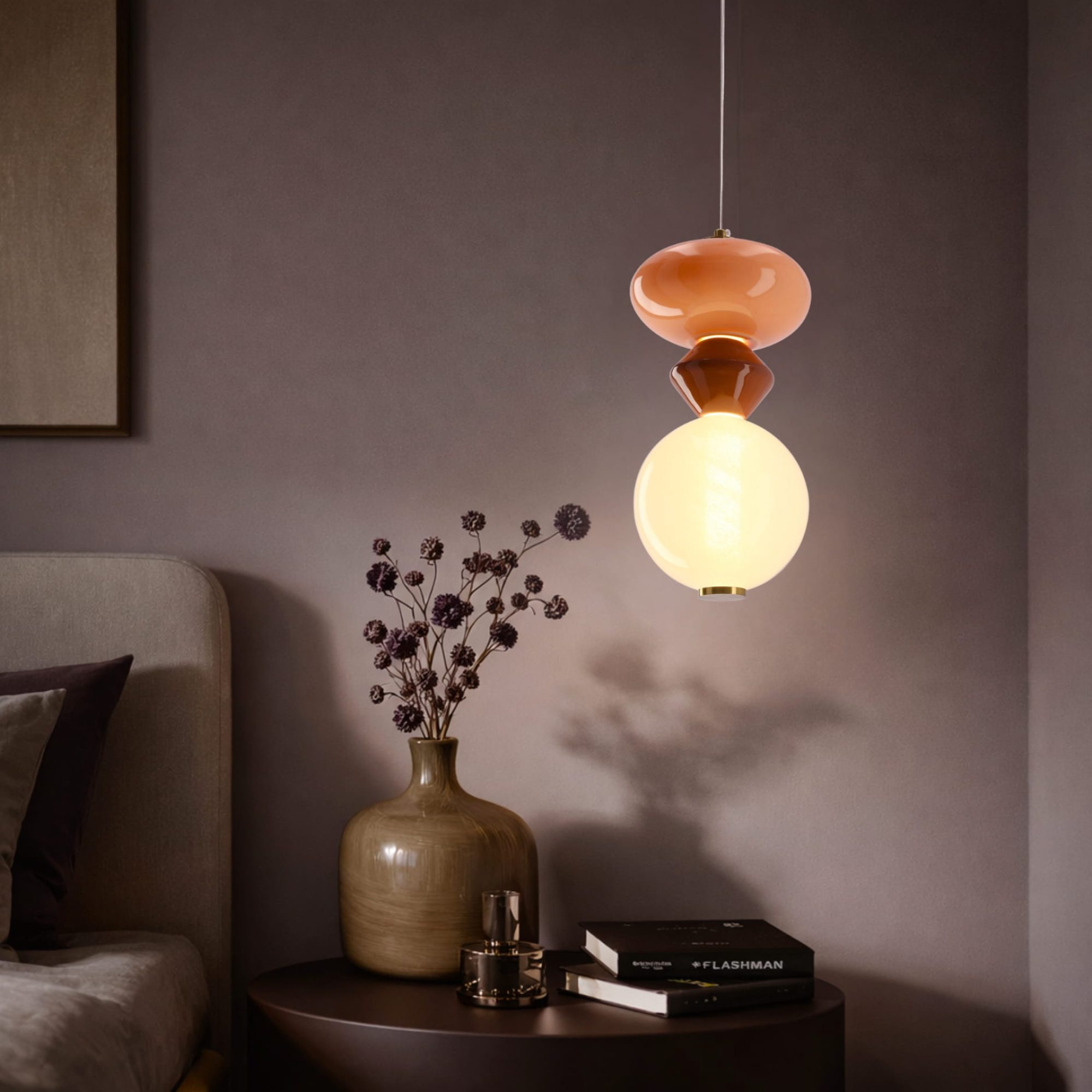 Lampa Kamesina 10 W z białą kulą nad stolikiem w sypialni