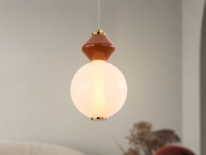 Miniaturka 1 - Lampa wisząca Kamesina 7 W z białym świecącym kloszem w salonie