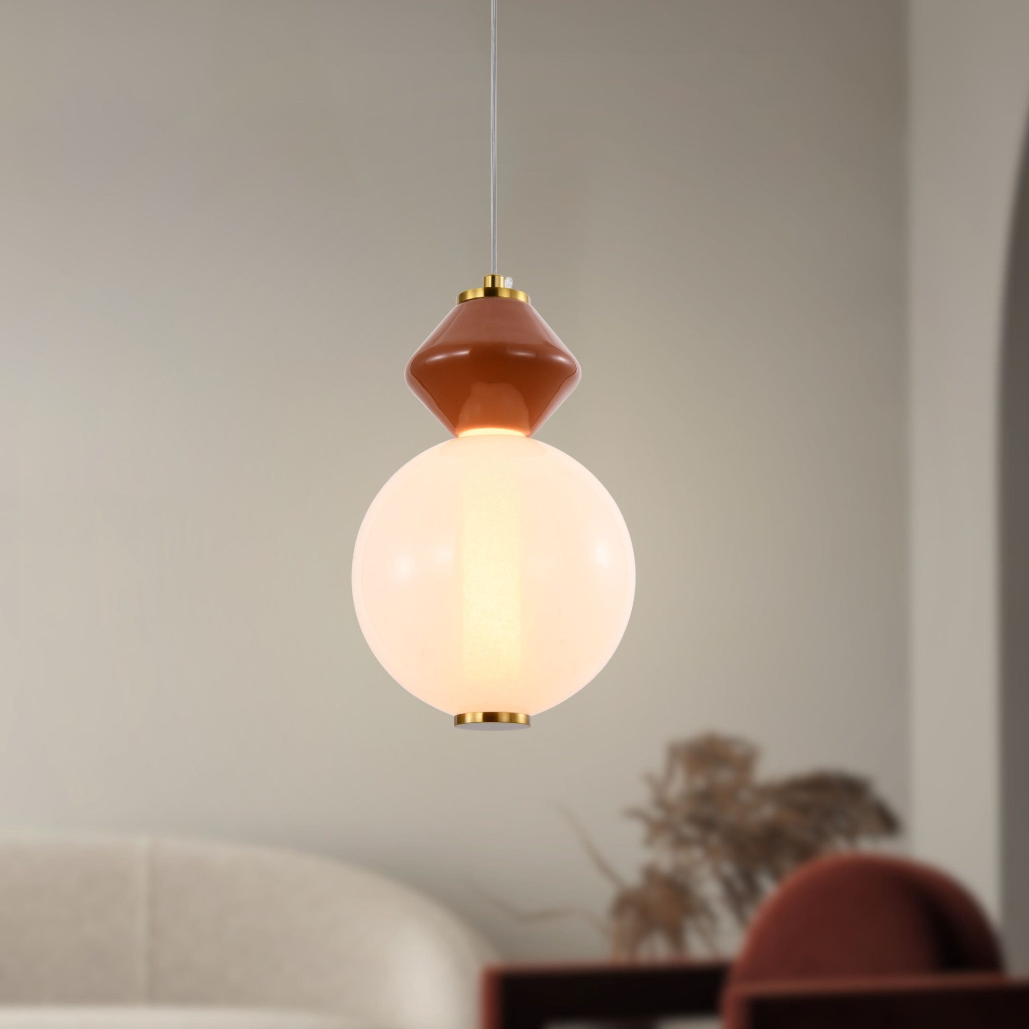 Lampa wisząca Kamesina 7 W z białym świecącym kloszem w salonie