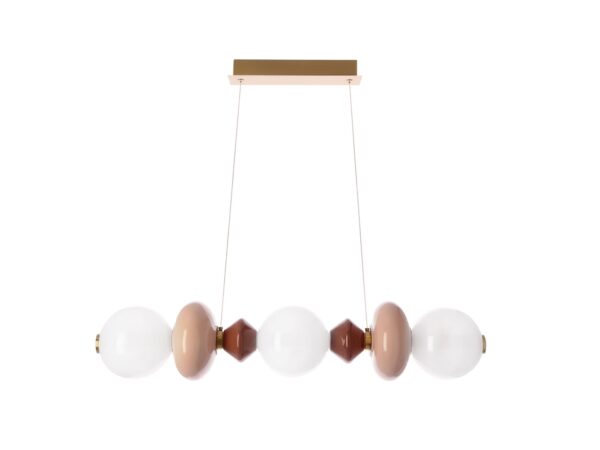 Lampa wisząca Kamesina z trzema białymi kulami i mosiężną rozetą na białym tle