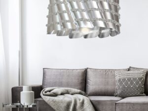 Miniaturka 1 - Srebrna lampa wisząca Kamisona z akrylowymi koralikami pokazana we wnętrzu