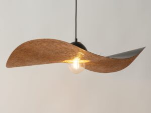 Miniaturka 7 - Lampa Kapello L czarno-miedziana z zapaloną żarówką na neutralnym tle.