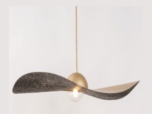 Miniaturka 12 - Lampa wisząca Kapello L ze złotym korpusem i czarnym nakrapianym kloszem.