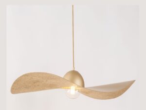 Miniaturka 11 - Złota lampa Kapello L z zapaloną żarówką na jasnym tle.