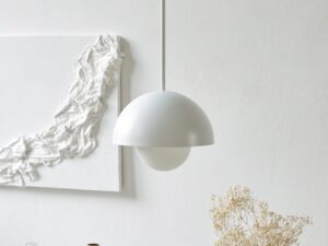 Miniaturka 4 - Biała lampa KELLO A z kulistym szkłem i drewnem w aranżacji wnętrza