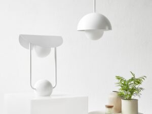 Miniaturka 3 - Biała lampa wisząca KELLO A w jasnym wnętrzu obok rośliny