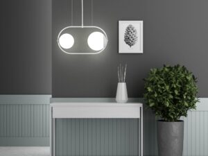 Miniaturka 1 - Aranżacja białej lampy KOBAN A z dwoma świecącymi kulami nad konsolą