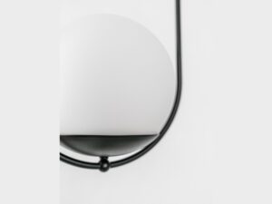 Miniaturka 5 - Lampa wisząca KOBAN B czarna – zbliżenie klosza i metalowej obręczy