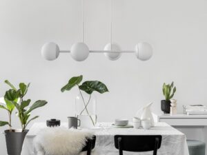 Miniaturka 2 - Biała lampa wisząca KOP E z czterema kloszami – fotografia aranżacyjna