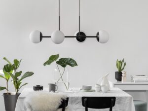Miniaturka 3 - Czarna lampa wisząca KOP E z czterema kloszami – fotografia aranżacyjna
