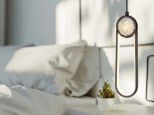 Miniaturka 1 - Lampa wisząca Koradia LED z czarną pętlą w aranżacji salonu